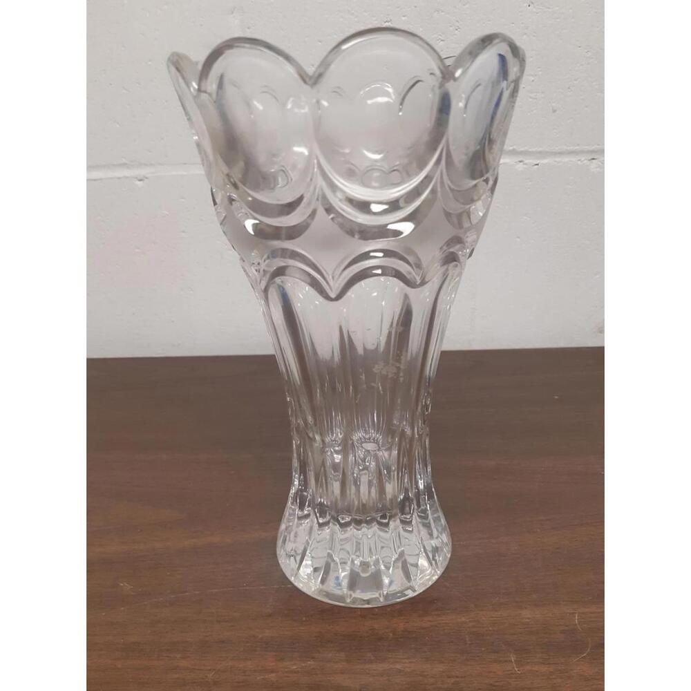 Elegant Crystal Vase - Flower Design